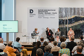 Moderiert von Birgit Aschmann (links) waren im Gespräch Annette Kehnel, Frank Uekötter und Jutta Nowosadtko.