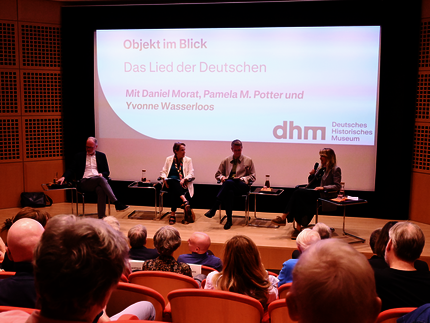 Daniel Morat, Pamela M. Potter, Yvonne Wasserloos und Julia Voss (v. l. n. r.) während der Veranstaltung „Objekt im Blick: Das ‚Lied der Deutschen‘“ am 2. September 2026, Foto © DHM, Jenny Jakubik