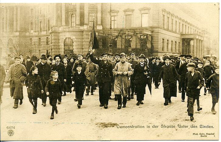 Eine Menschengruppe demonstriert auf der Straße.