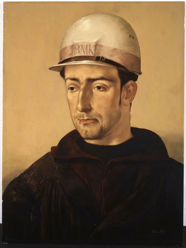 Porträt eines Arbeiters mit Helm.