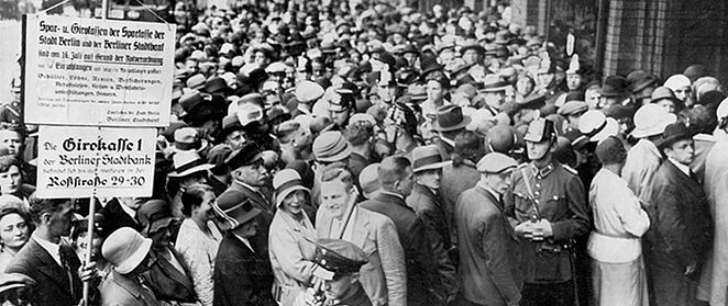 Menschenmenge vor einer Bank in den 1920er Jahren in Deutschland.