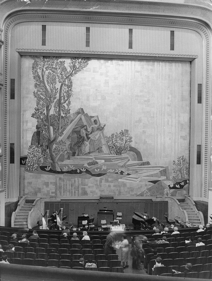Eiserner Vorhang der Wiener Staatsoper nach Entwürfen von Rudolf Hermann Eisenmenger Eiserner Vorhang der Wiener Staatsoper nach Entwürfen von Rudolf Hermann Eisenmenger Wien, November 1955 © Ullstein
