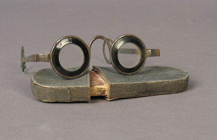 Historische Brille mit Etui.