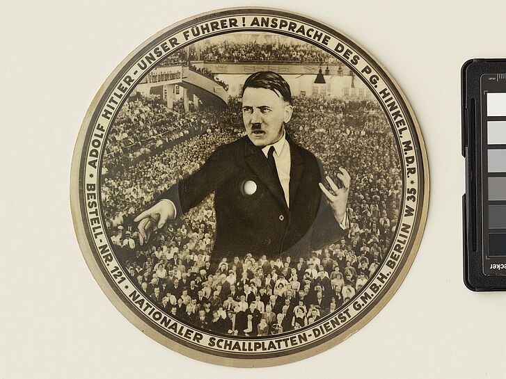 Schallplatte mit Adolf Hitler in und einer Menschenmensche.