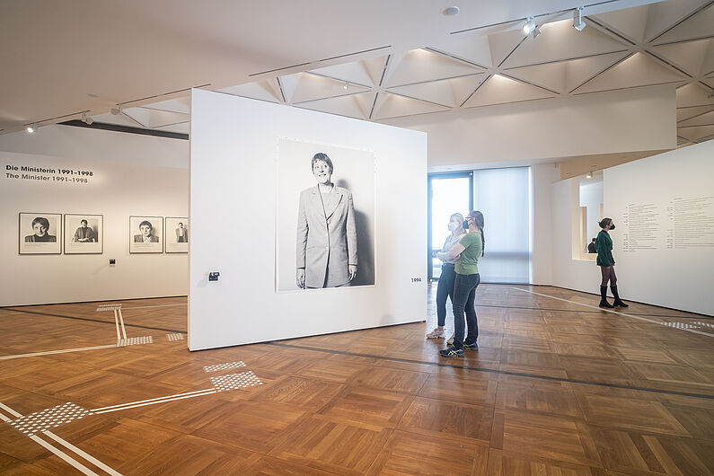 In der Ausstellung „Herlinde Koelbl. Angela Merkel Portraits 1991 – 2021” © DHM/Mathias Völzke