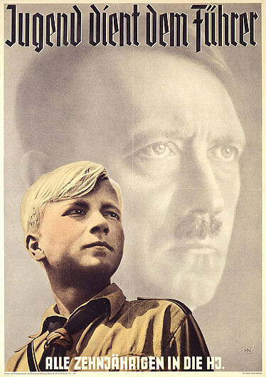 Hein Neuner, Propagandaplakat für den Eintritt in die Hitlerjugend, um 1939. Mit Eintritt in die HJ stellten die Kinder ihr Leben in den Dienst des „Führers“. Langjährige Schulungen sollten aus den HJ-Mitgliedern glühende Verehrer Hitlers und überzeugte Nationalsozialisten machen. (Inv.Nr. P 63/809)