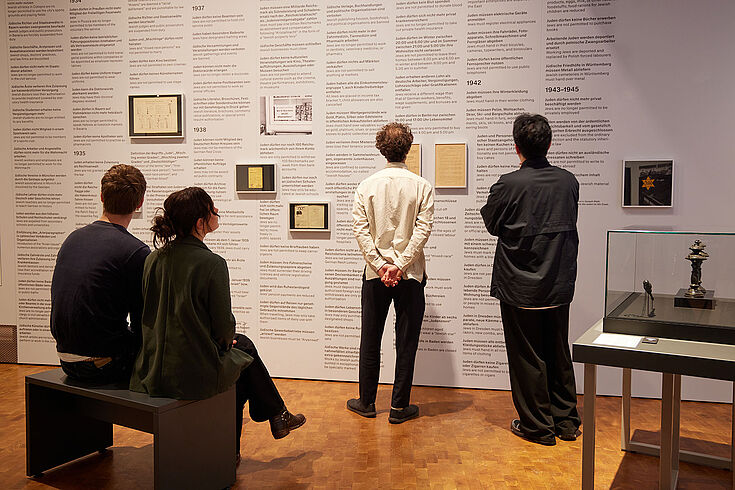 Personen in einer Ausstellung