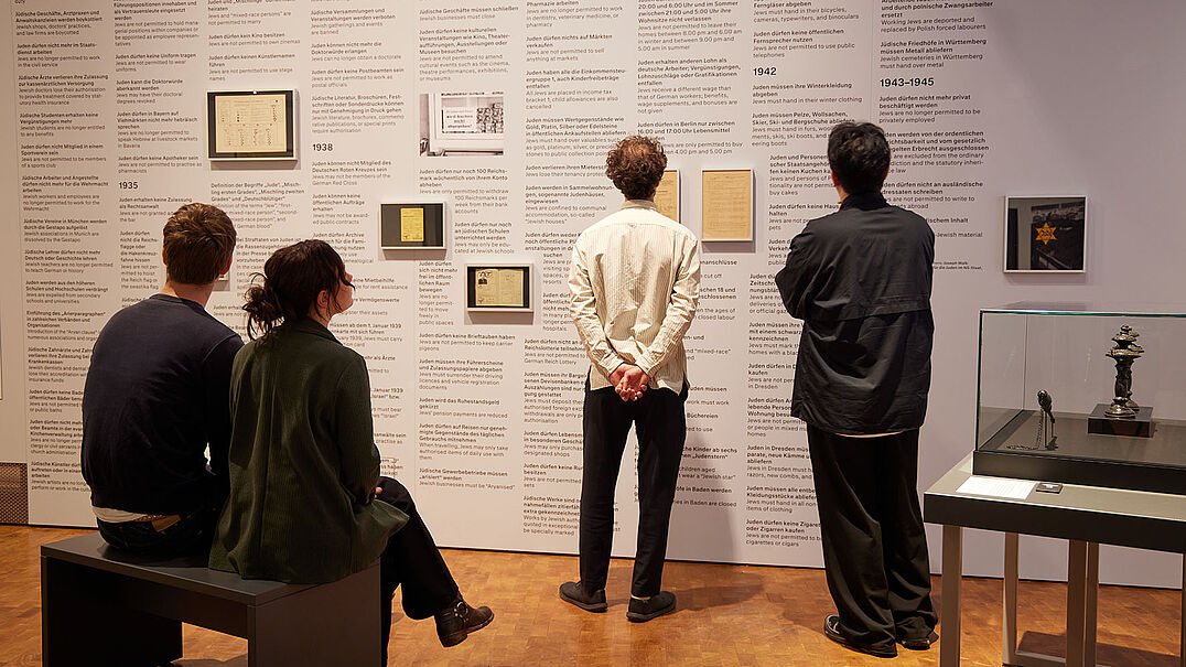 Personen in einer Ausstellung