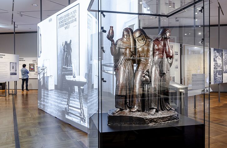 Ausstellungsansicht "Gewalt ausstellen Erste Ausstellungen zur NS-Besatzung in Europa, 1945-1948" - Ausstellungsteil „Warszawa oskarża“ (Warschau klagt an) / „Martirologye un kamf / Martyrologia i walka“ (Martyrium und Kampf) Ausstellungsansicht "Gewalt ausstellen Erste Ausstellungen zur NS-Besatzung in Europa, 1945-1948" - Ausstellungsteil „Warszawa oskarża“ (Warschau klagt an) / „Martirologye un kamf / Martyrologia i walka“ (Martyrium und Kampf)
