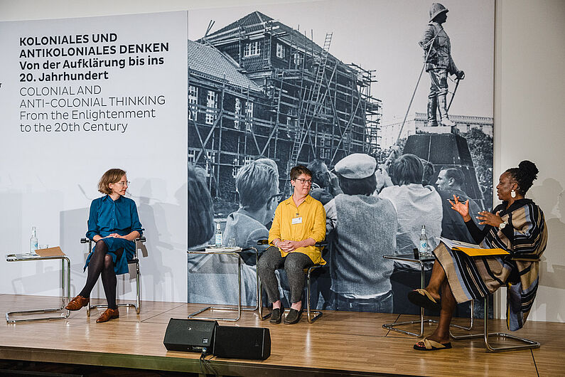 Christiane Bürger und Lora Wildentha diskutieren mit Moderatorin Naita Hishoono.