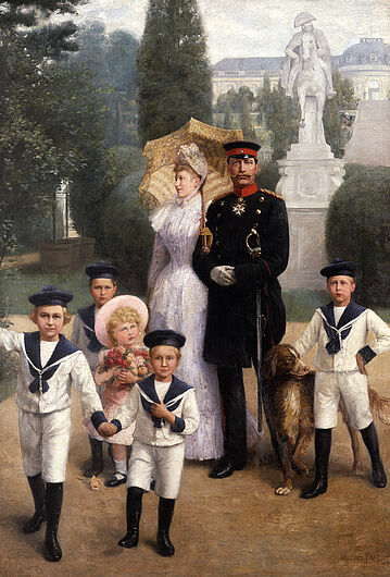 William Friedrich Georg Pape, Die kaiserliche Familie im Park zu Sanssouci: Wilhelm II., Deutscher Kaiser (1888-1918), die Kaiserin Auguste Viktoria und die fünf ältesten Prinzen, 1891. Wilhelm II. präsentiert sich als junger Monarch vor dem Reiterstandbild Friedrichs des Großen. Der Kaiser sah sich in der Tradition seines in der Außenpolitik erfolgreichen und von ihm besonders verehrten Ahnherrn. (Inv.Nr. 1988/424)