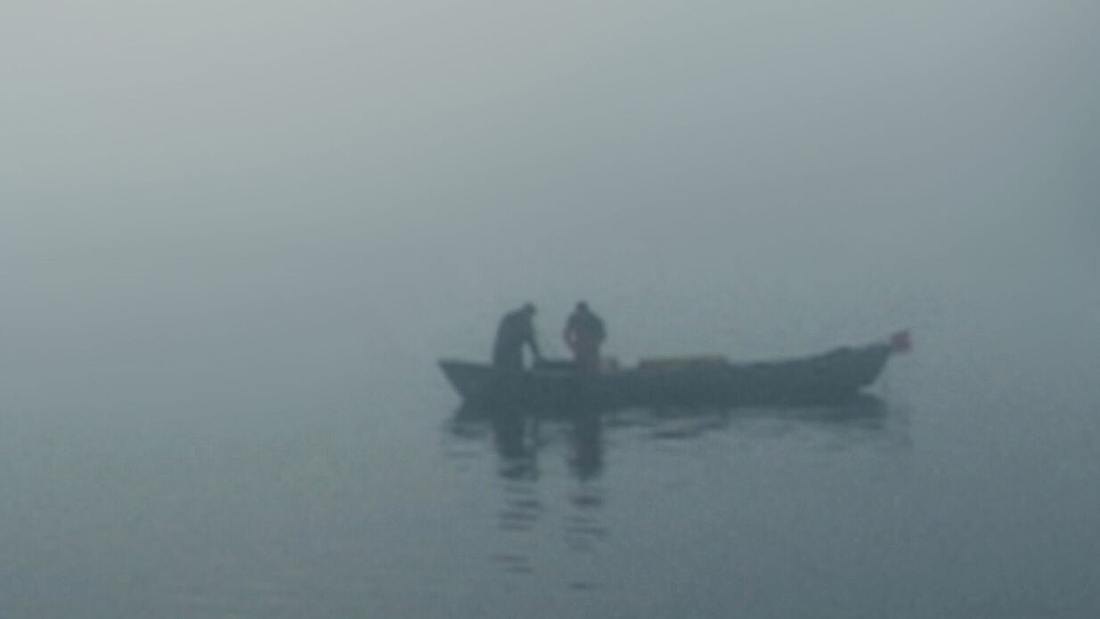 Ein Boot mit zwei Menschen darauf.