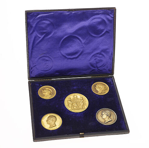 Präsentationsschatulle mit goldenen Preismedaillen © DHM