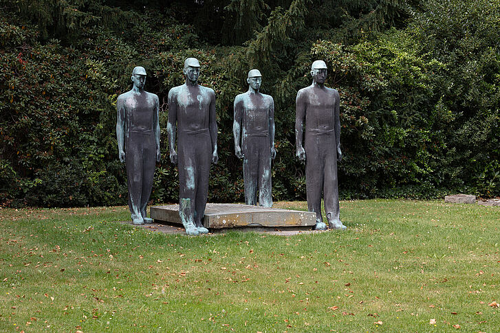 Adolf Wamper, Denkmal mit Bergleuten Friedhof Adolf Wamper, Denkmal mit Bergleuten Friedhof in Rotthausen in Gelsenkirchen, 1953 © DHM/Fotograf: Thomas Bruns, 2020