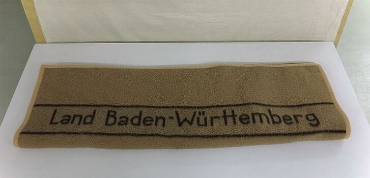 Decke mit Inschrift „Land Baden-Württemberg“.
