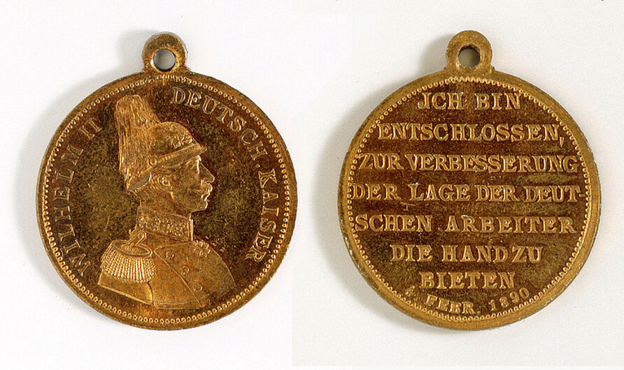 Tragbare Medaille auf die Arbeiterschutzgesetzgebung 1890, 1890. Die Arbeiterschutzbestimmungen von 1890 verboten u.a. industrielle Kinderarbeit, Nachtarbeit von Frauen und Sonntagsarbeit und beinhalteten Regelungen zur Höchstarbeitszeit. (Inv.Nr. N 84/42)