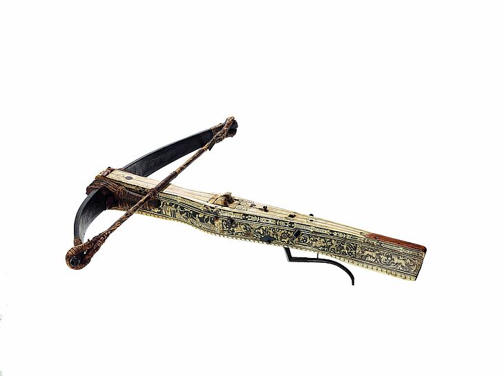 Armbrust aus dem 17. Jahrhundert mit Verzierungen.