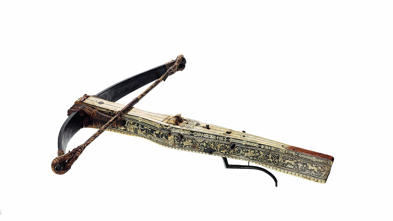 Armbrust aus dem 17. Jahrhundert mit Verzierungen.
