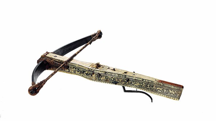 Armbrust aus dem 17. Jahrhundert mit Verzierungen.