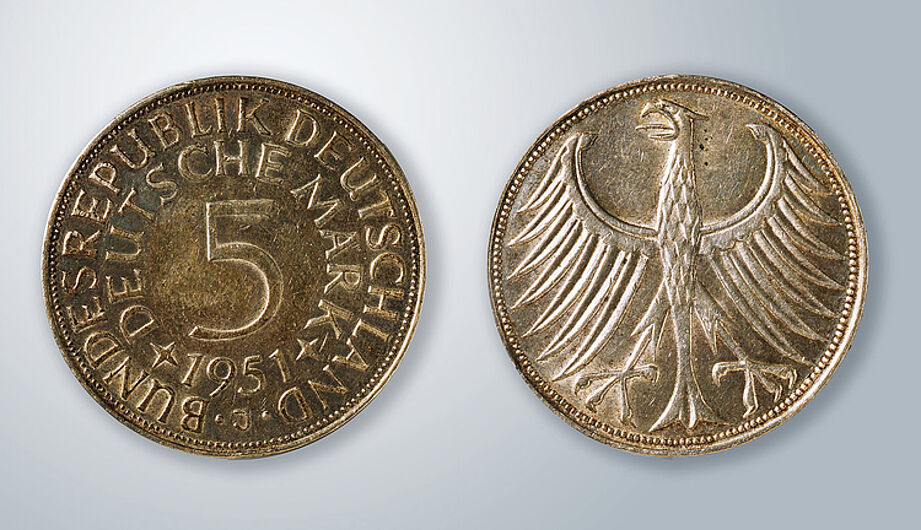 5 Deutsche Mark, 1951. 5 Deutsche Mark, 1951. Mit dem Ausprägungsgesetz von 1950 erhielt die Bundesrepublik von den Alliierten die Münzhoheit. Den höchsten Münzwert trug das 11 Gramm schwere 5-DM-Stück. Es repräsentierte bis 1974 die Deutsche Mark. (Inv.Nr. N 96/43)