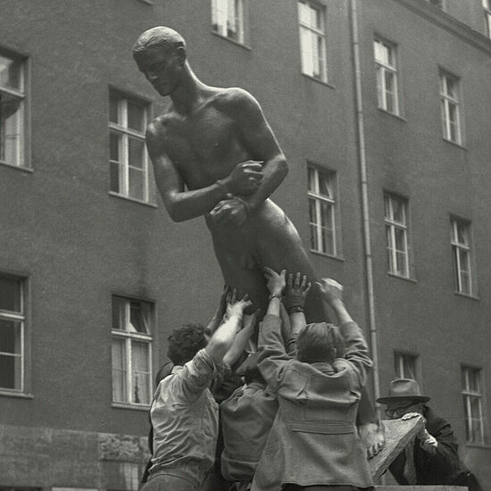 Richard Scheibes „Ehrenmal der Opfer des 20. Juli 1944“ wird im Hof des Bendlerblocks aufgestellt.