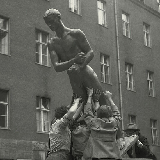 Richard Scheibes „Ehrenmal der Opfer des 20. Juli 1944“ wird im Hof des Bendlerblocks aufgestellt.