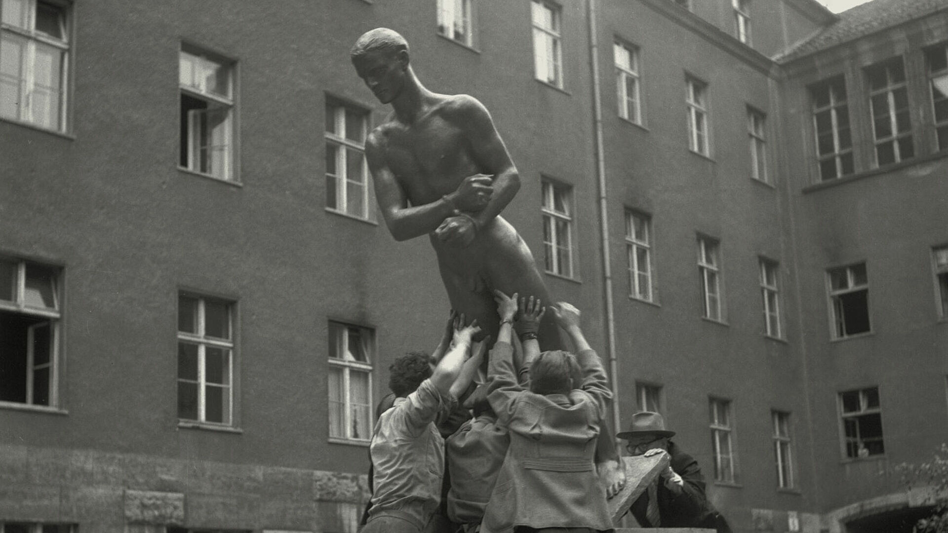 Richard Scheibes „Ehrenmal der Opfer des 20. Juli 1944“ wird im Hof des Bendlerblocks aufgestellt, Berlin 1953, Foto: Liselotte Orgel-Köhne, © Deutsches Historisches Museum, Berlin