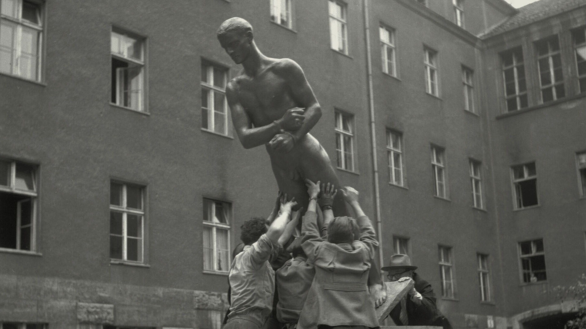 Richard Scheibes „Ehrenmal der Opfer des 20. Juli 1944“ wird im Hof des Bendlerblocks aufgestellt, Berlin 1953, Foto: Liselotte Orgel-Köhne, © Deutsches Historisches Museum, Berlin Richard Scheibes „Ehrenmal der Opfer des 20. Juli 1944“ wird im Hof des Bendlerblocks aufgestellt.