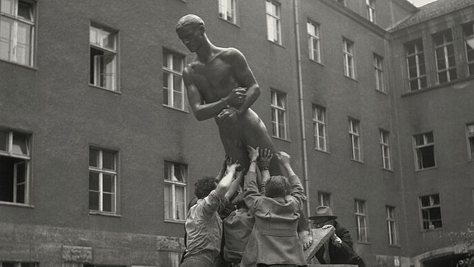 Richard Scheibes „Ehrenmal der Opfer des 20. Juli 1944“ wird im Hof des Bendlerblocks aufgestellt, Berlin 1953, Foto: Liselotte Orgel-Köhne, © Deutsches Historisches Museum, Berlin Richard Scheibes „Ehrenmal der Opfer des 20. Juli 1944“ wird im Hof des Bendlerblocks aufgestellt.