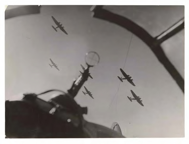 Deutsche Bomberstaffel im Anflug auf Paris, Willi Ruge 1940 © ullstein bild