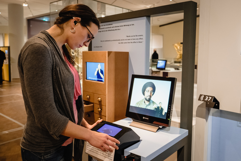 Menschen mit Hörbehinderungen im Deutschen Historischen Museum © visitBerlin, Foto Andi Weiland, Gesellschaftsbilder.de