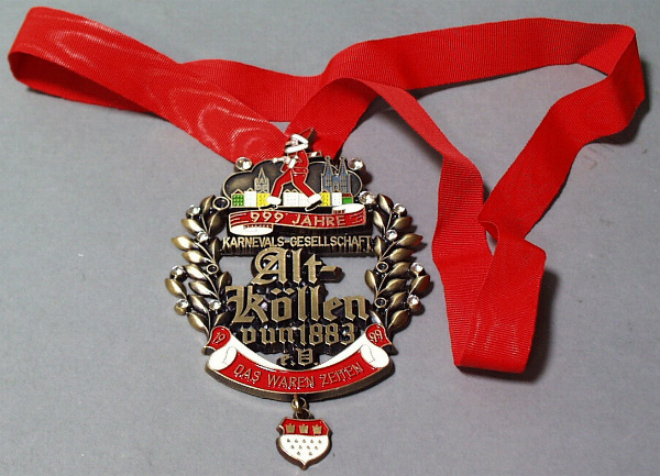 Sessionsorden (medals awarded to prominent carnival participants) issued by the "Karnevals-Gesellschaft Alt-Köllen von 1883 e.V.", 1999 © DHM