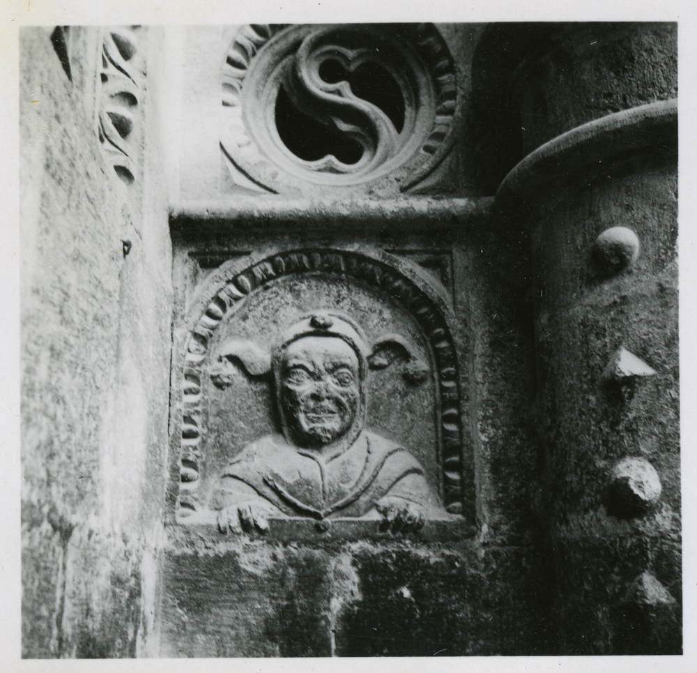 Fool’s mirror (17th century) on Nördlingen town hall. It adorns the entrance of a detention cell, 1936/1945 © DHM