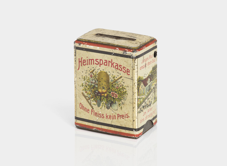Heimsparbüchse mit Sprüchen und Bildmotiven, um 1900 © Historisches Archiv der Erzgebirgssparkasse Schwarzenberg, Foto: Thomas Bruns