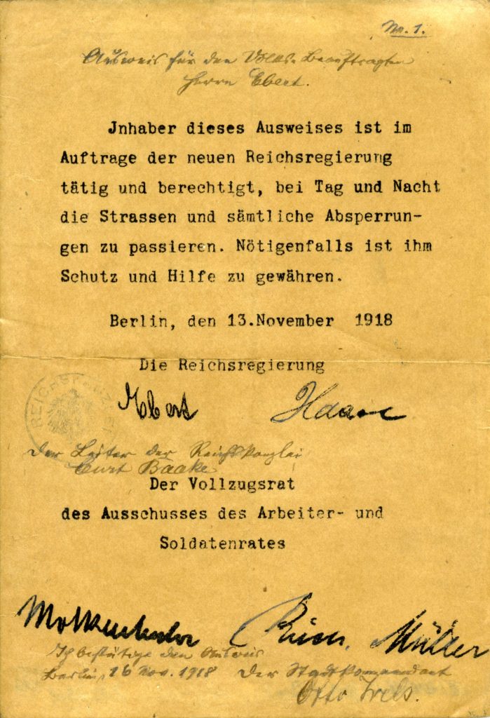 Passierschein für "alle Straßen und sämtliche Absperrungen", ausgestellt auf den "Volksbeauftragten Herrn Ebert", unterzeichnet von Friedrich Ebert und Gustav Haase, 13. November 1918, Berlin © Deutsches Historisches Museum