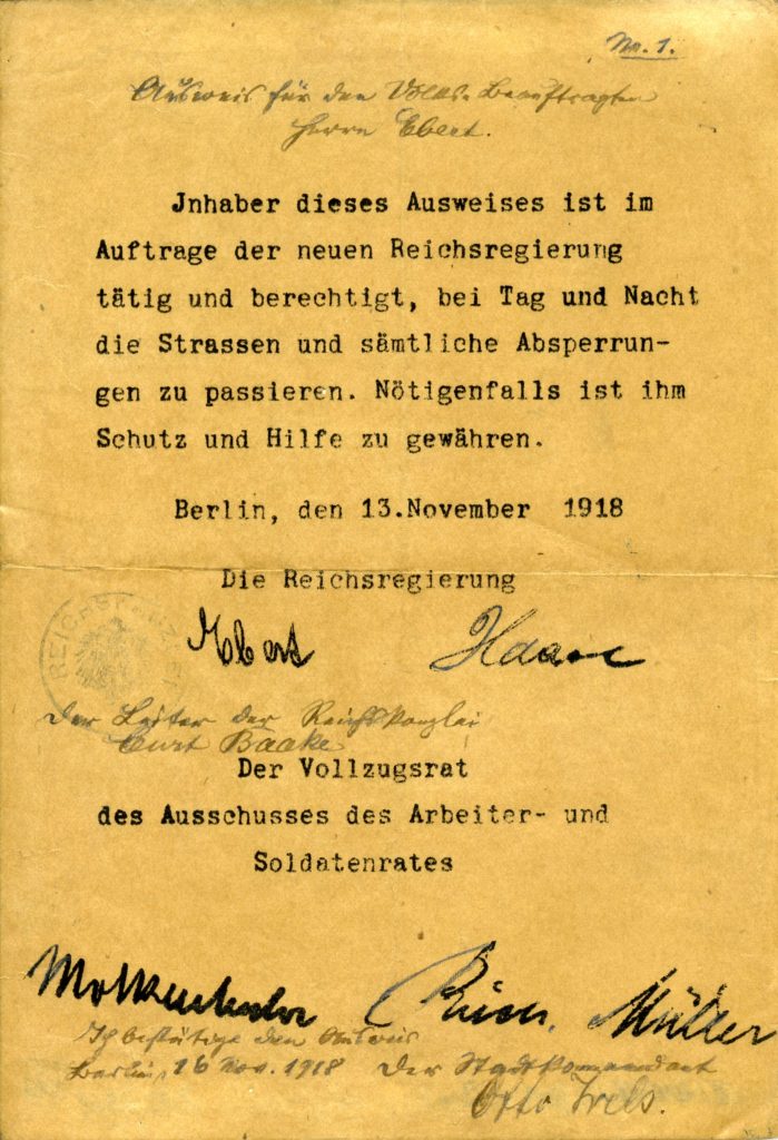 Passierschein für "alle Straßen und sämtliche Absperrungen", ausgestellt auf den "Volksbeauftragten Herrn Ebert", unterzeichnet von Friedrich Ebert und Gustav Haase, 13. November 1918, Berlin © Deutsches Historisches Museum