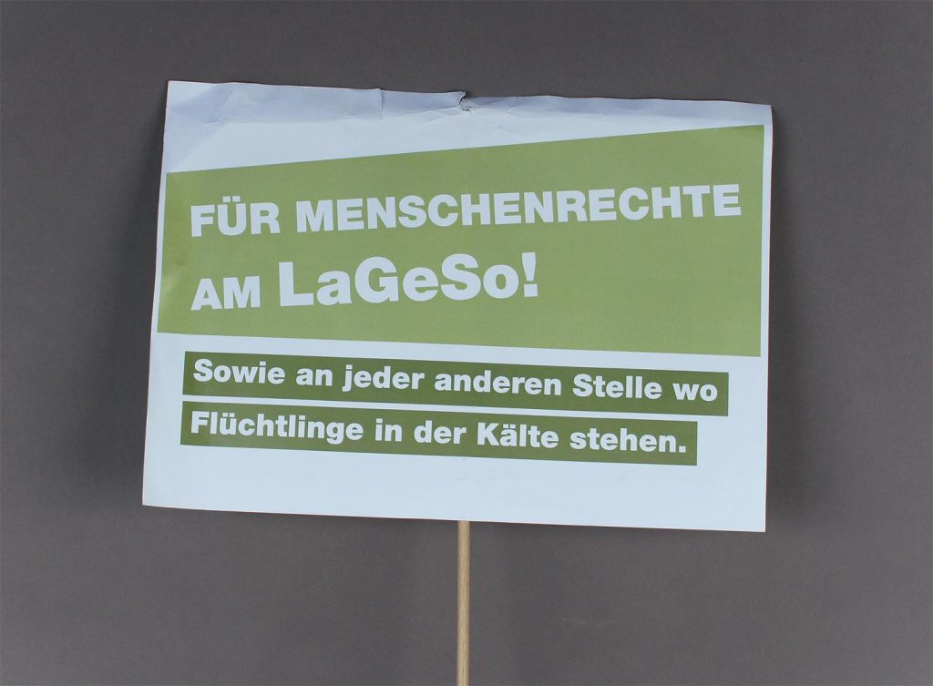  Transparent der Initiative "Moabit hilft", von einer Demonstration auf dem Gelände der LaGeSo (Senatsverwaltung für Gesundheit und Soziales), Berlin, Januar 2016 © DHM