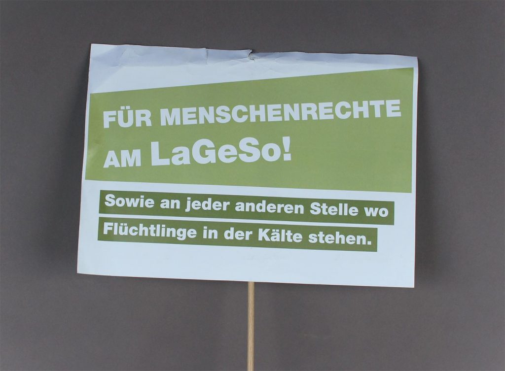 Transparent der Initiative "Moabit hilft", von einer Demonstration auf dem Gelände der LaGeSo (Senatsverwaltung für Gesundheit und Soziales), Berlin, Januar 2016 © DHM