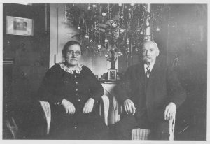 Margarete und Konrad Johannes unter dem Weihnachtsbaum, Worms, um 1935; Originalgröße 6 x 9 cm