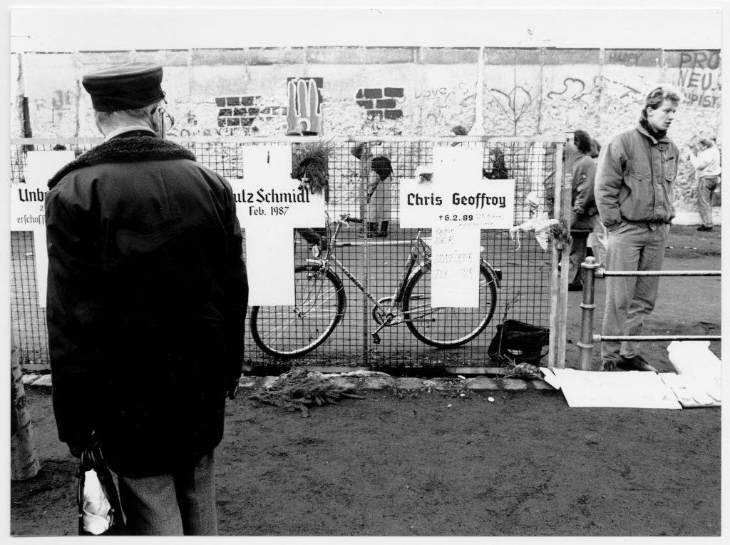 Serie: Mauerfall/Deutsche Einheit: Mauer-Kreuze, Birgit Schirmeier, Berlin 1990 © DHM/Knut Schirmeier