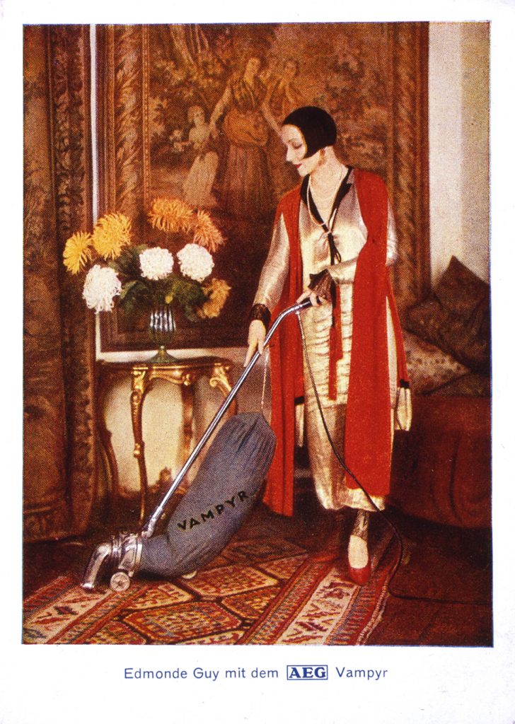 Edmonde Guy mit dem AEG Vampyr, Werbepostkarte der Firma AEG für den Staubsauger Vampyr, um 1929 © DHM