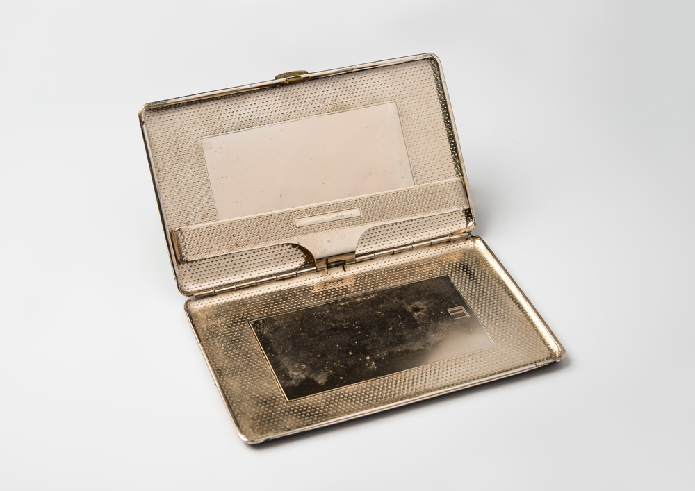 Cigarette case owned by Hannah Arendt, Alfred Dunhill, Ltd, brass, embossed, electroplated, Deutsches Historisches Museum, Edna Brocke Collection, photo: DHM/D. Penschuck.
