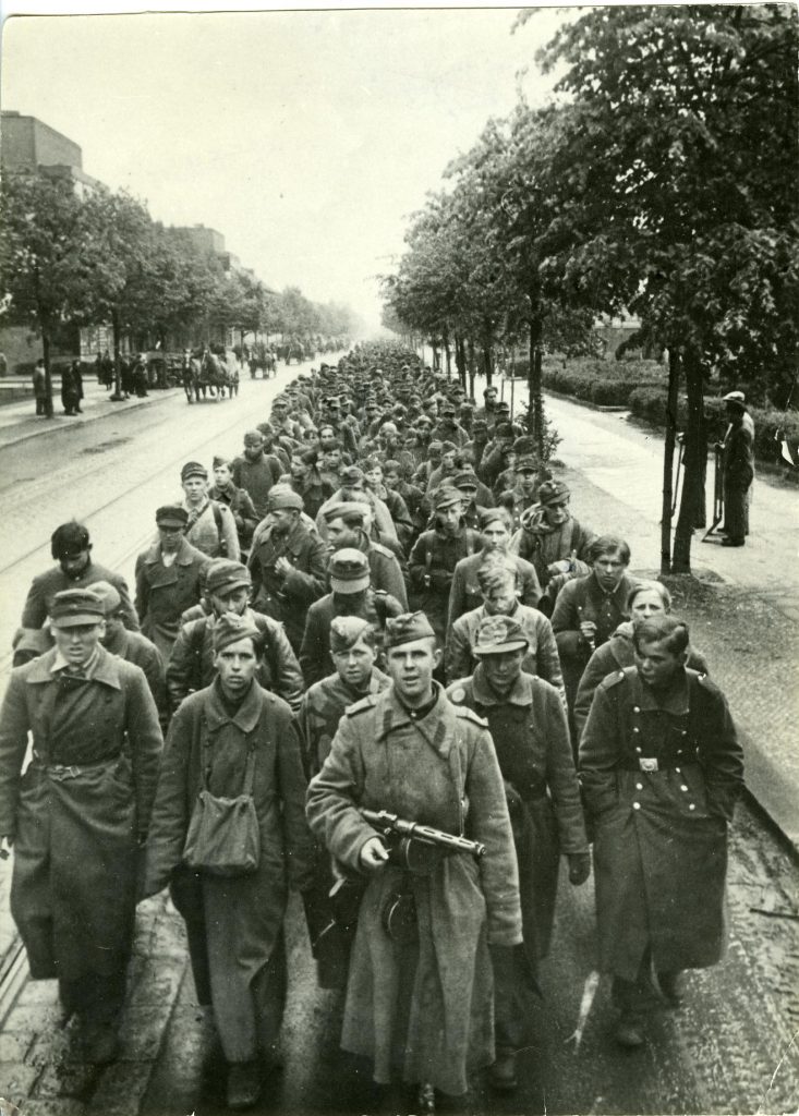 Soldat der Roten Armee führt im Mai 1945 Kindersoldaten der Wehrmacht durch Berlin-Reinickendorf zum Abtransport in die Kriegsgefangenschaft © DHM