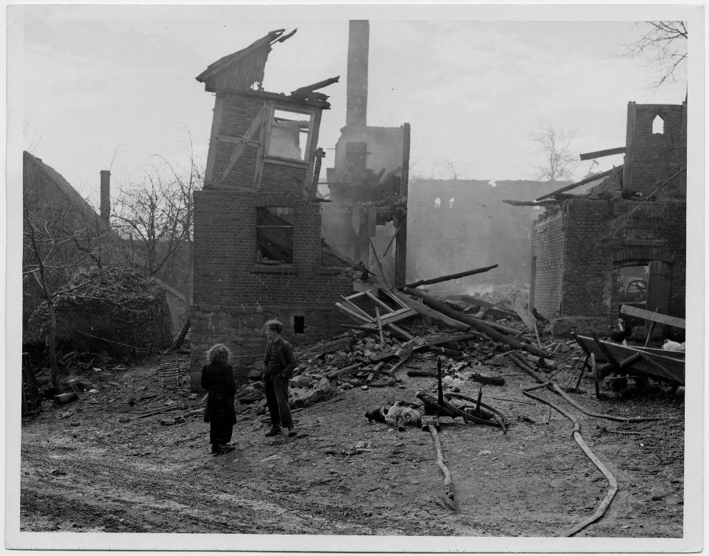 Junges Paar vor ihrer im April 1945 von Bomben zerstörten Wohnung im Westen Deutschlands © DHM