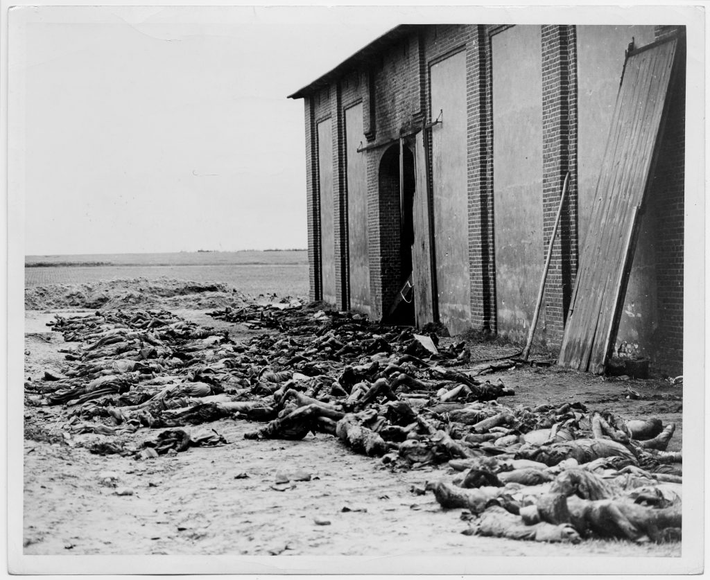 Von SS-Männern, Wehrmachtssoldaten und Angehörigen anderer NS-Organisationen am 13. April 1945 ermordete Häftlinge des KZ Mittelbau-Dora in einer Feldscheune in Isenschnibbe / Gardelegen © DHM