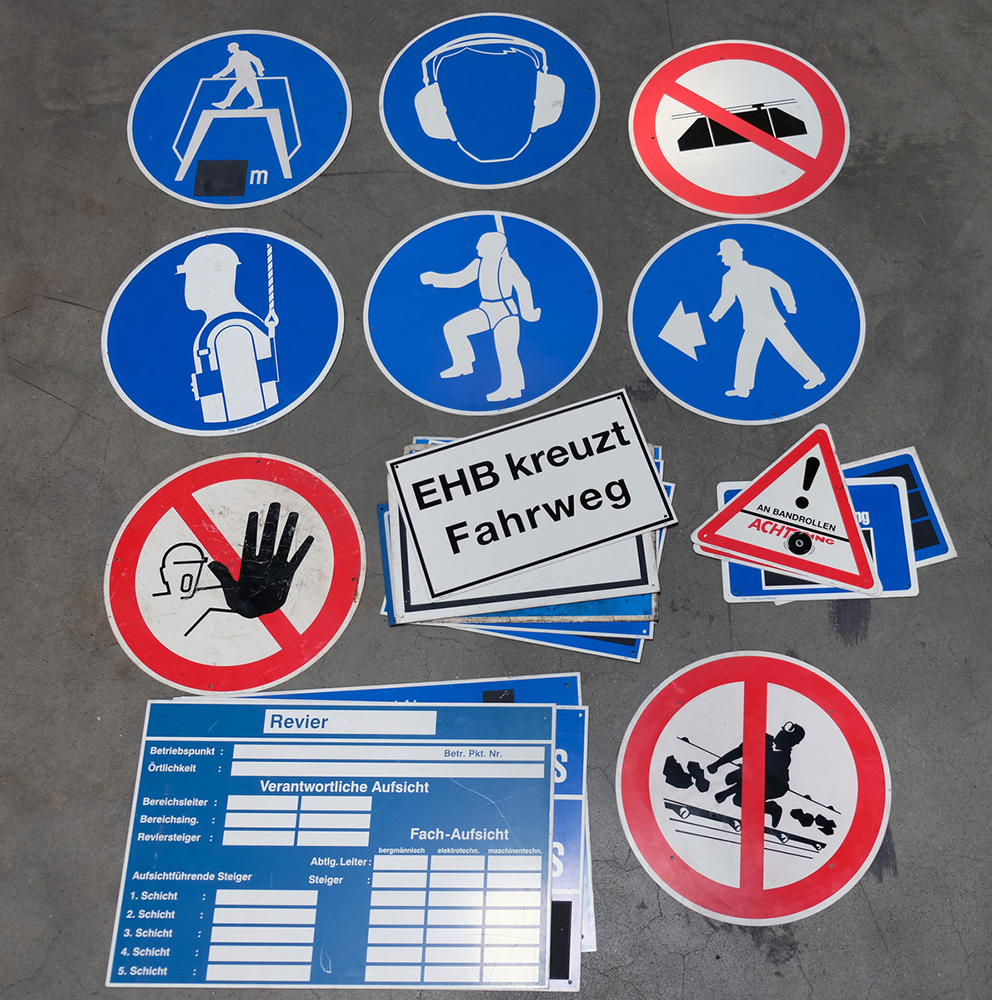 Numerous warning and information signs © DHM