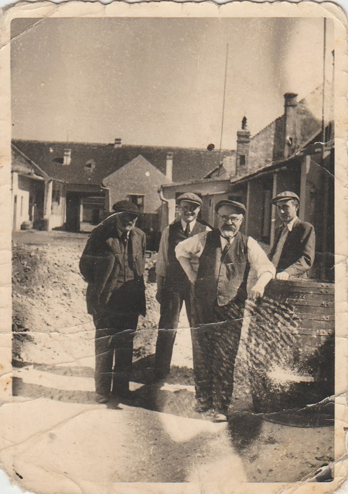 Portrait of members from the Ehrenwald family, in front Sheindi’s father Lipót Ehrenwald, around 1935 © Private collection Sheindi Miller-Ehrenwald, Jerusalem