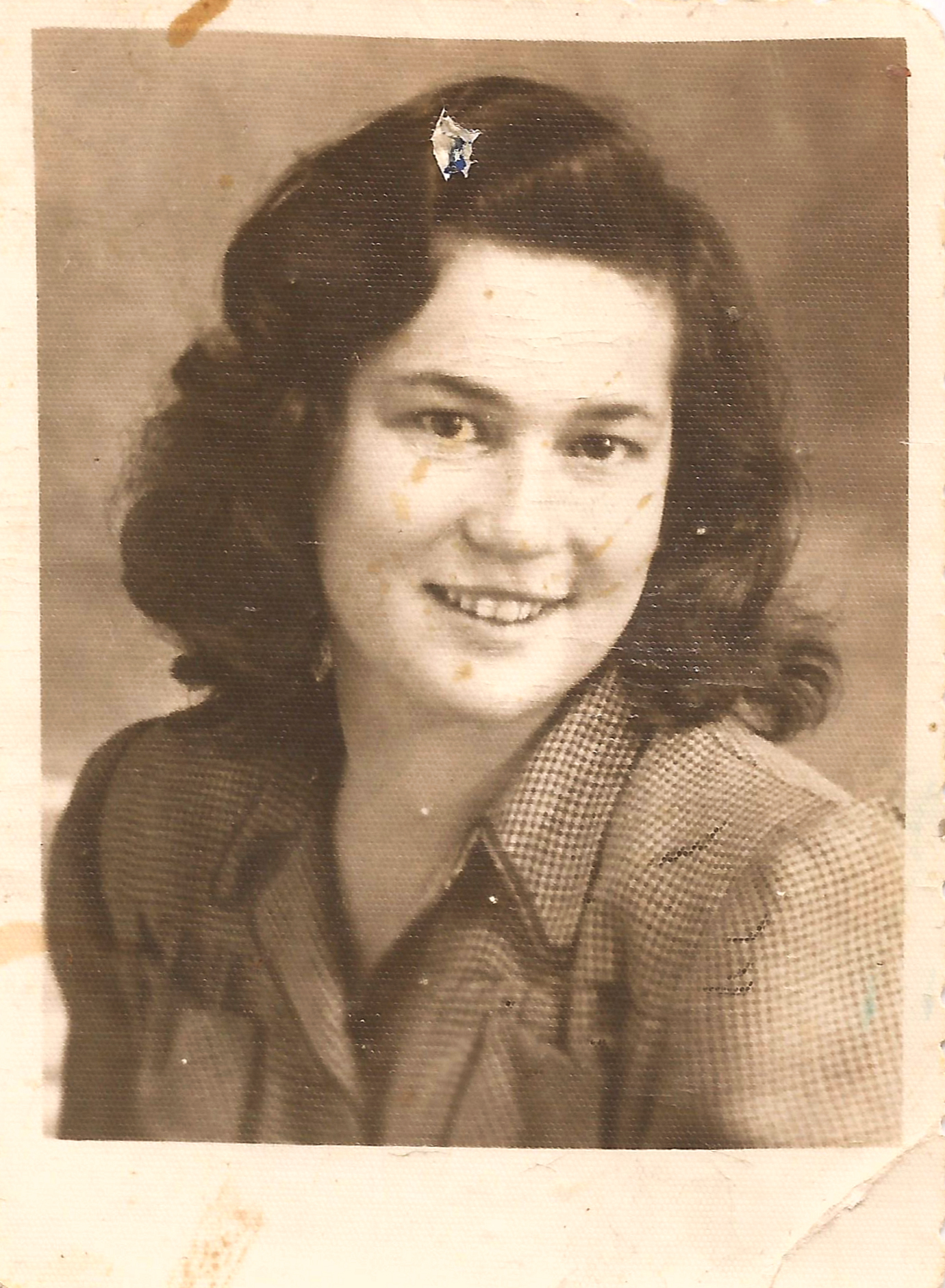 Passport photograph of Sheindi Ehrenwald (now: Sheindi Miller-Ehrenwald), 1947 © Private collection Sheindi Miller-Ehrenwald, Jerusalem