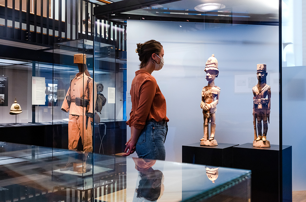 Encounter with African representations of a European officer and an askari (African soldier in the German troops) in the thematic area “Colonial Contact Zones and Societies” © Deutsches Historisches Museum/David von Becker