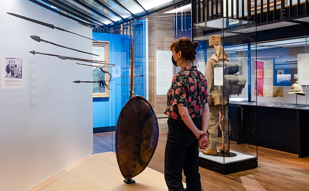 View of a selection of African weapons from the DHM collections; on the left a photograph showing the presentation of these weapons in the MfDG in the year 1987. © Deutsches Historisches Museum/David von Becker